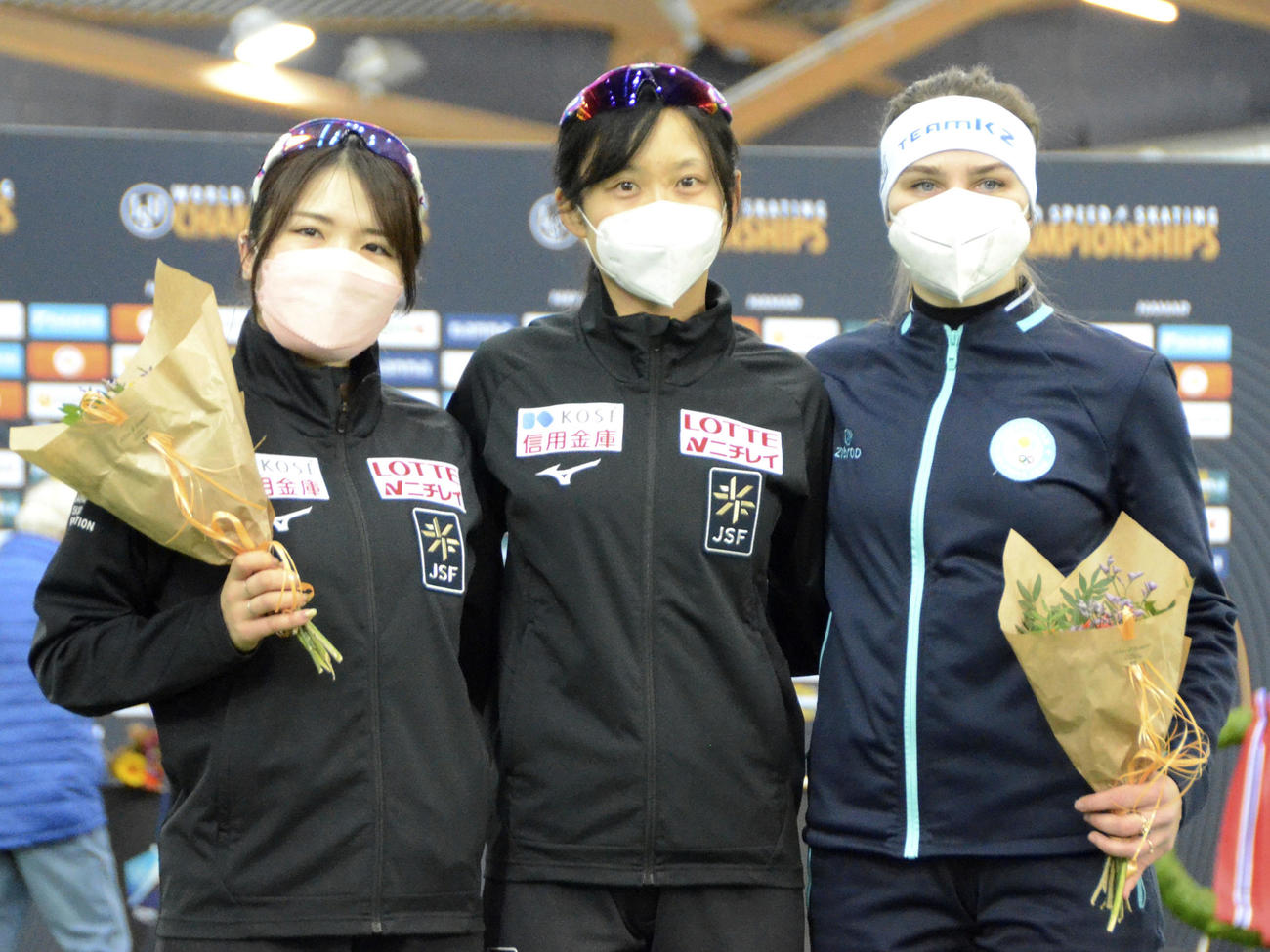 オールラウンド部門の女子500メートルで表彰式に臨む高木美帆（中央）と佐藤綾乃（左）（共同）