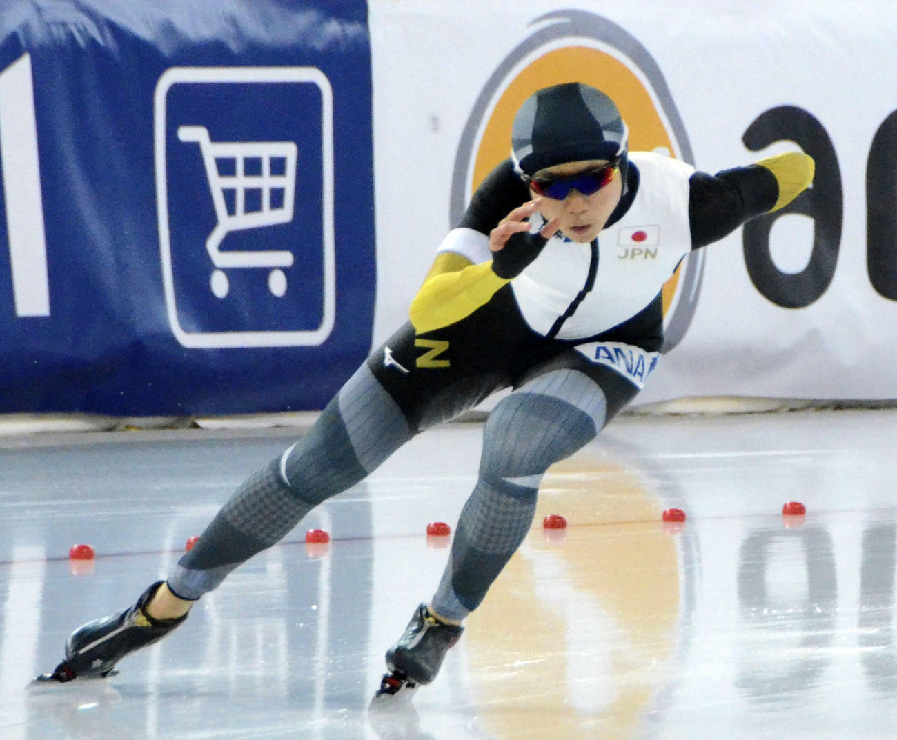 オールラウンド部門の女子500メートルで滑走する高木美帆（共同）