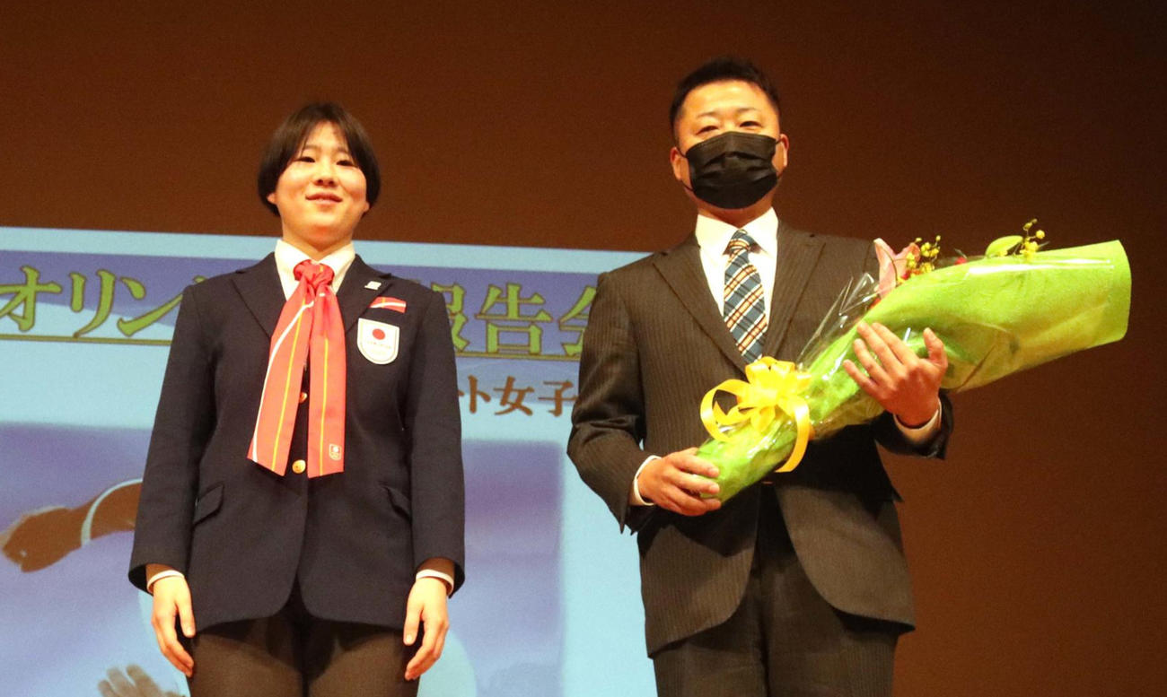 堀川（左）は、白樺学園の和田監督に花束を渡し感謝する（撮影・永野高輔）