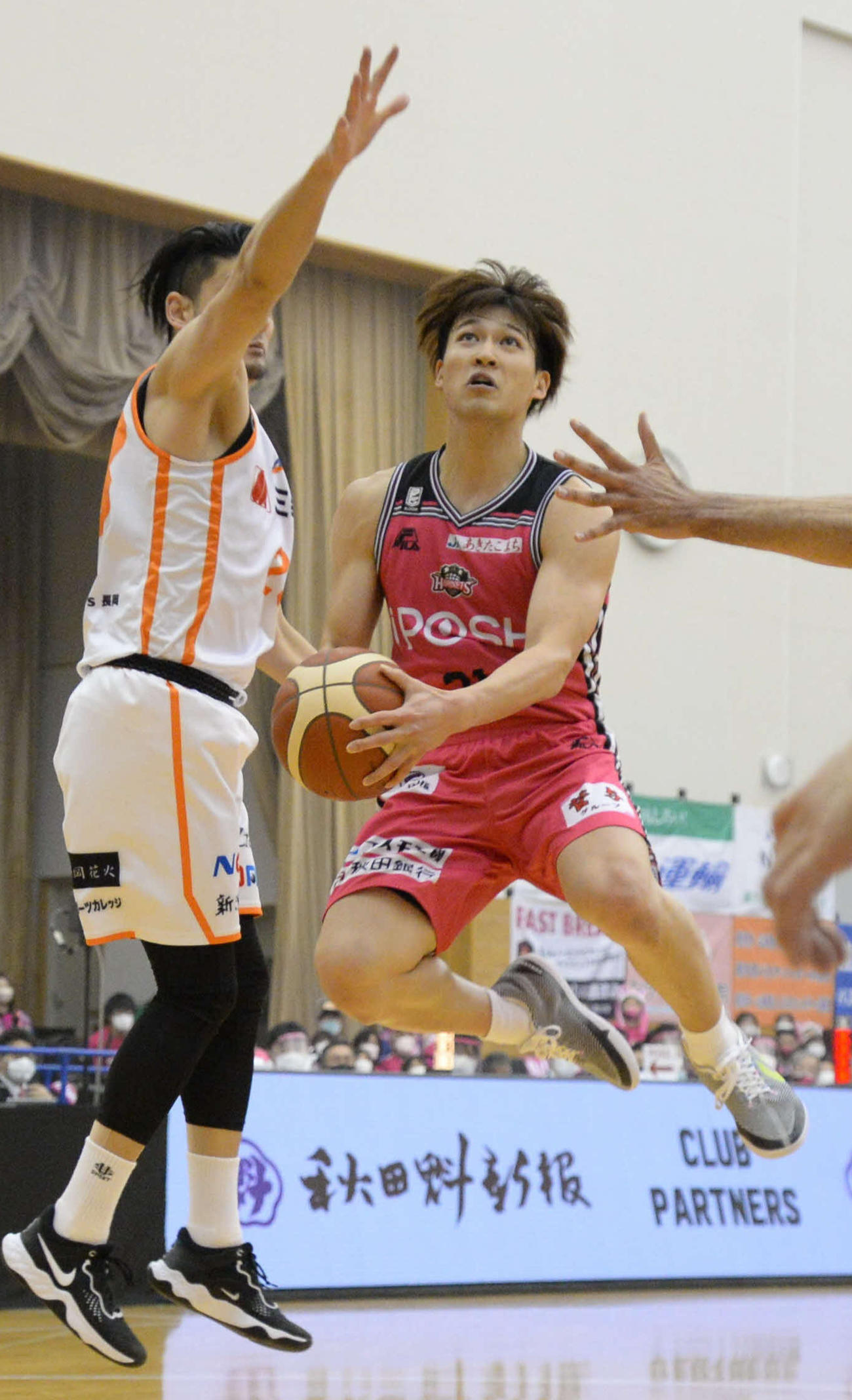 第2Q、レイアップシュートを放つ秋田・長谷川