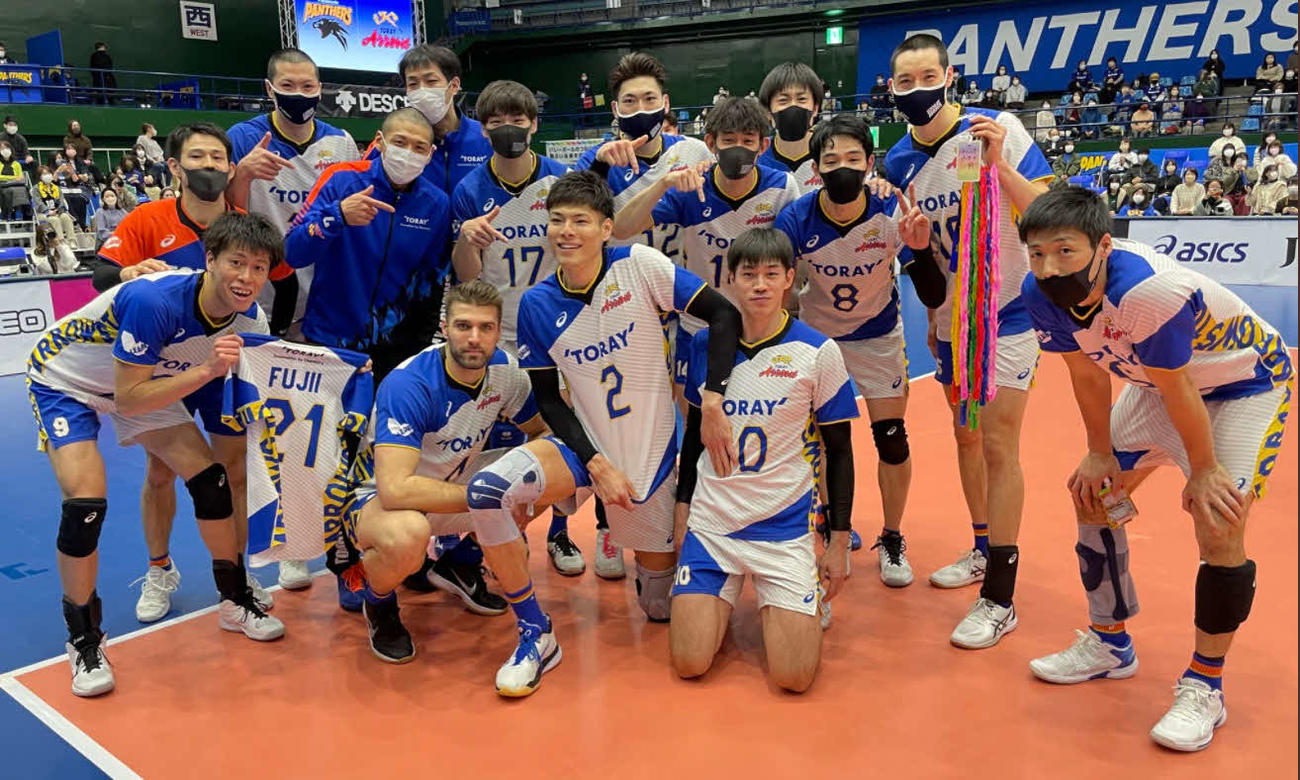 東レの選手たちは試合後、藤井のユニホームと、パナソニックから贈られた千羽鶴を手に、記念撮影（東レアローズ男子公式ツイッターより）