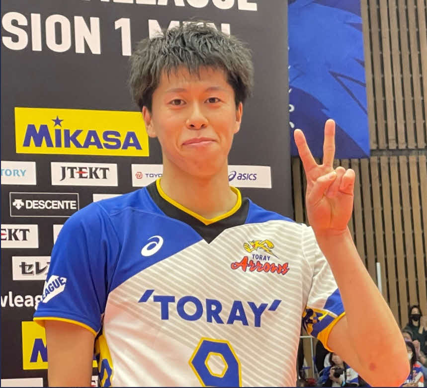 東レ富田は試合後にテレビ局のインタビューを受け、Vサイン（東レアローズ男子公式ツイッターより）