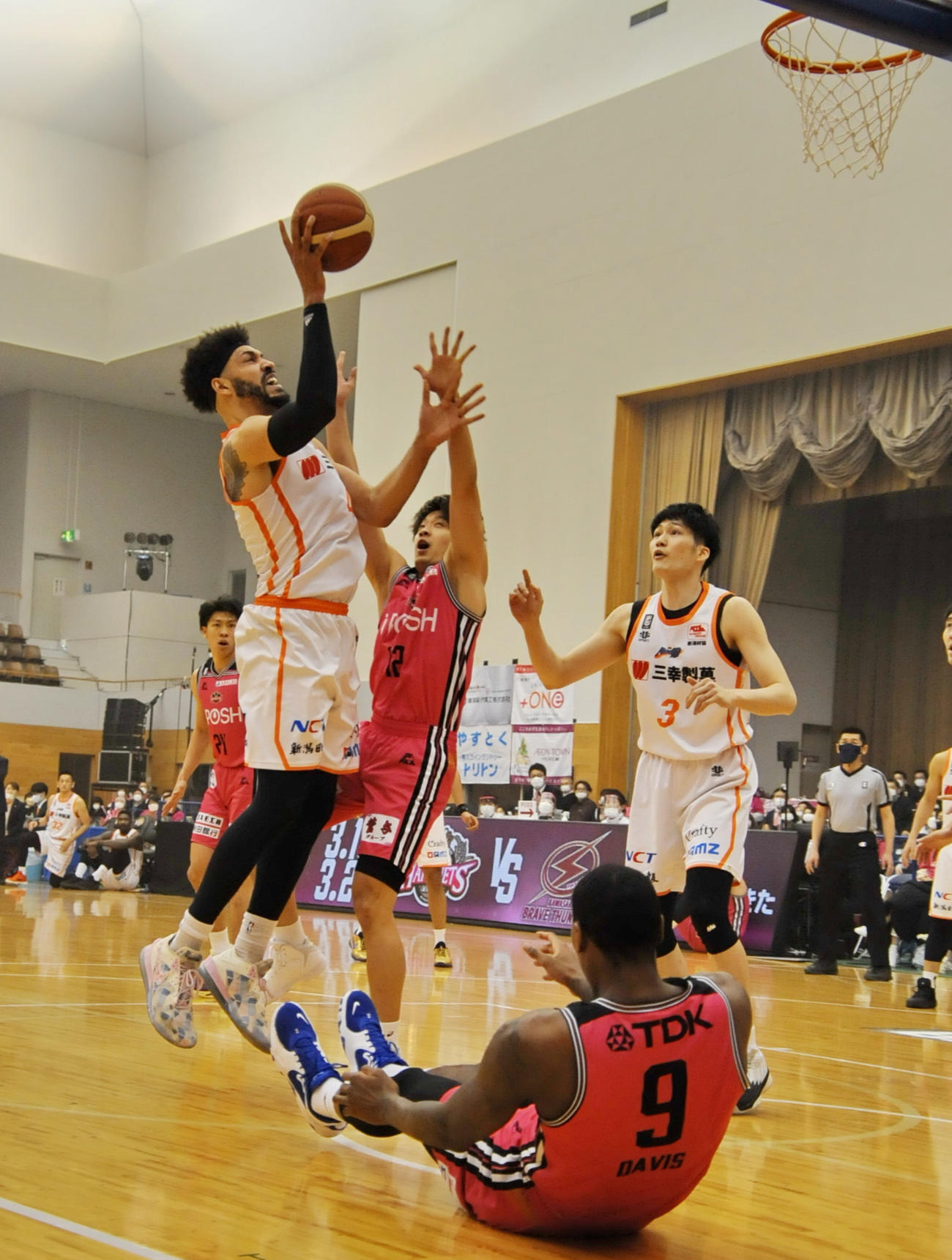 第1Q、シュートを放つ新潟のジェフ（撮影・濱本神威）