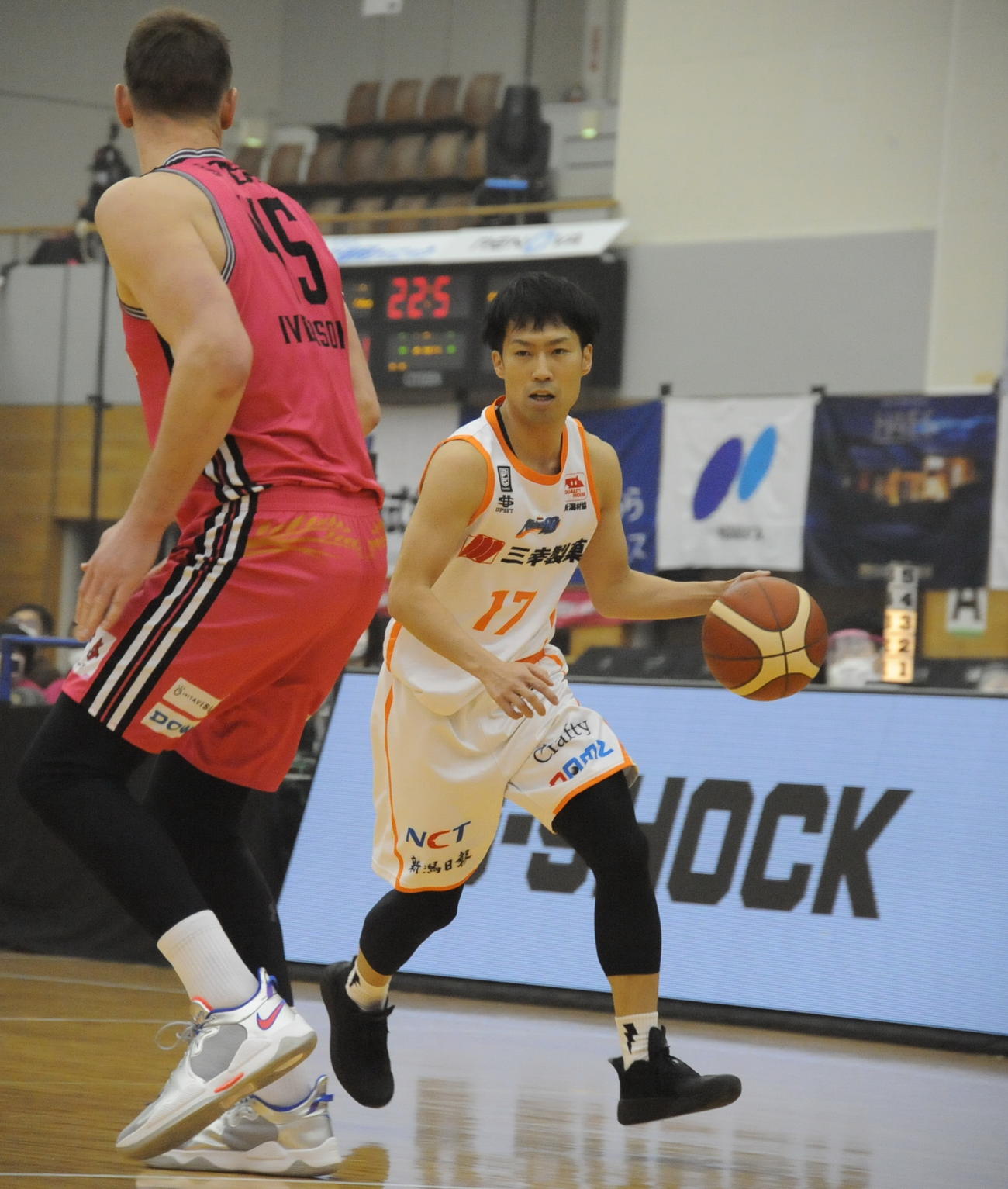 第1Q、ドリブルする新潟の綿貫（撮影・濱本神威）