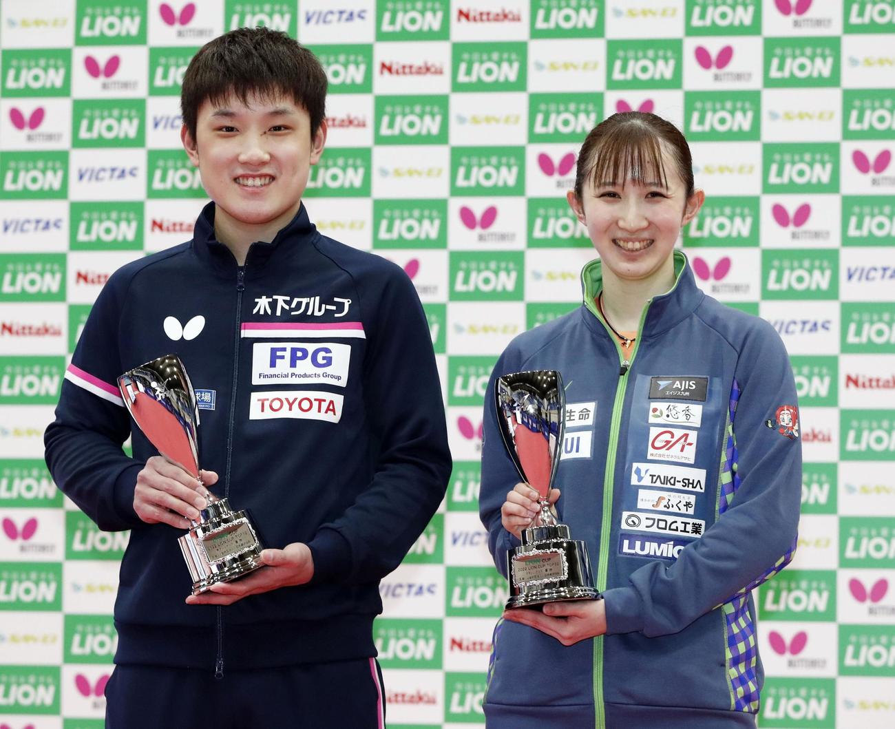 笑顔でトロフィーを手にする男子優勝の張本智和（左）と女子優勝の早田ひな（共同）