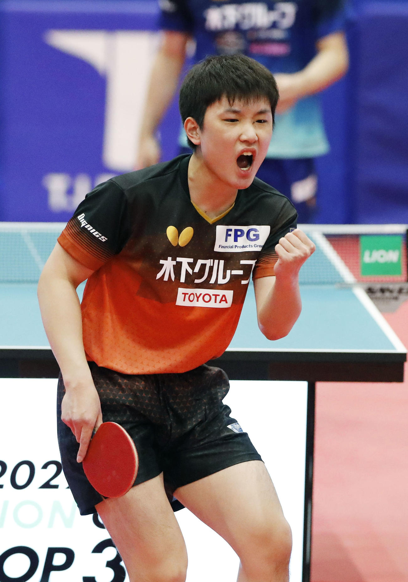男子決勝でポイントを奪い、ガッツポーズする張本智和（共同）