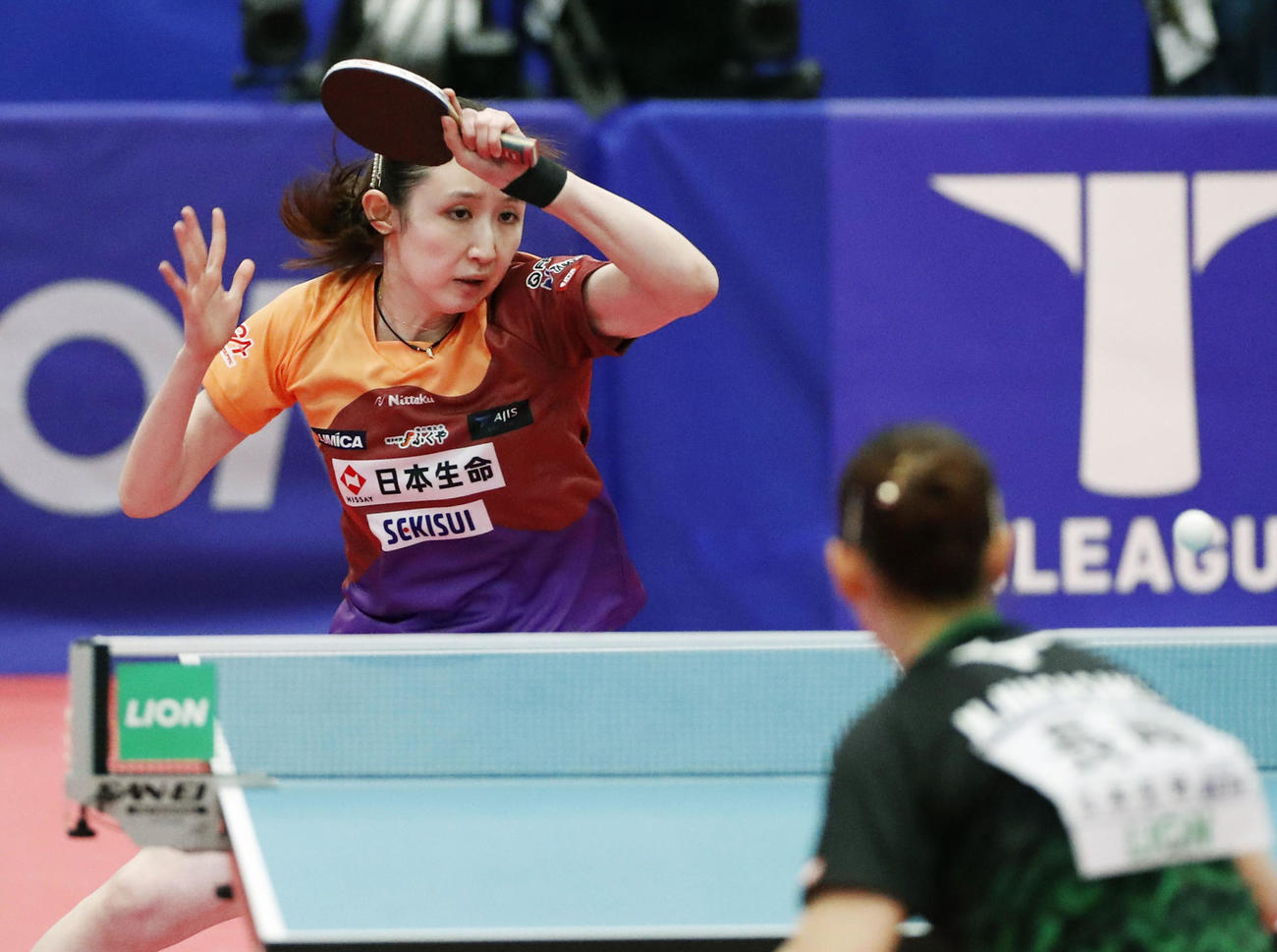 女子決勝で長崎美柚（手前）と対戦する早田ひな（共同）