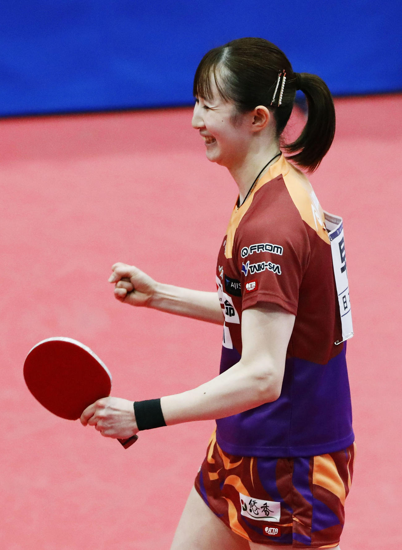 女子決勝で長崎美柚に逆転勝ちで優勝し、笑顔の早田ひな（共同）