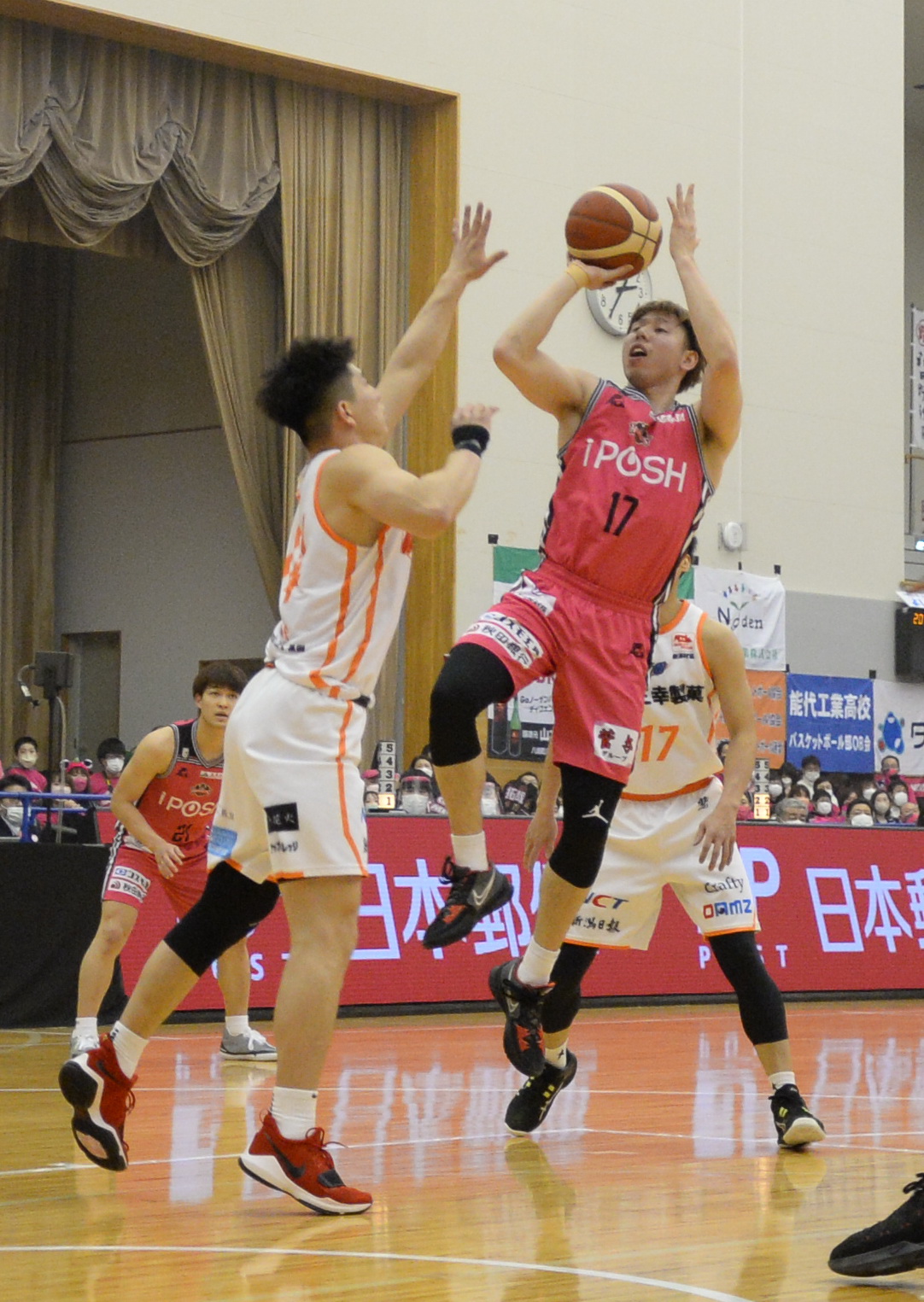 第2Q、2点シュートを決める秋田・中山