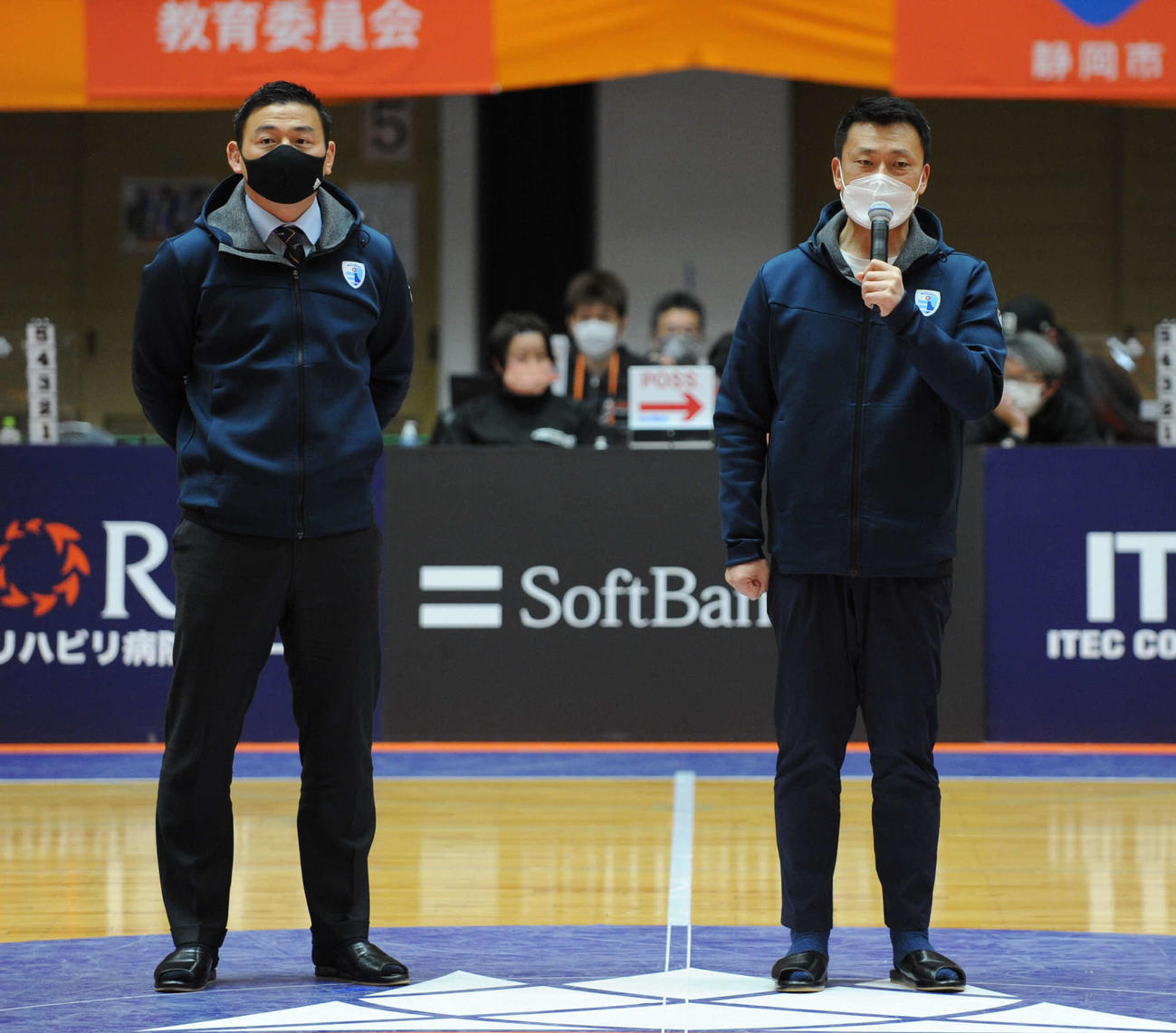 ハーフタイムで静岡ブルーレヴズをPRする山谷社長（右）と五郎丸CRO
