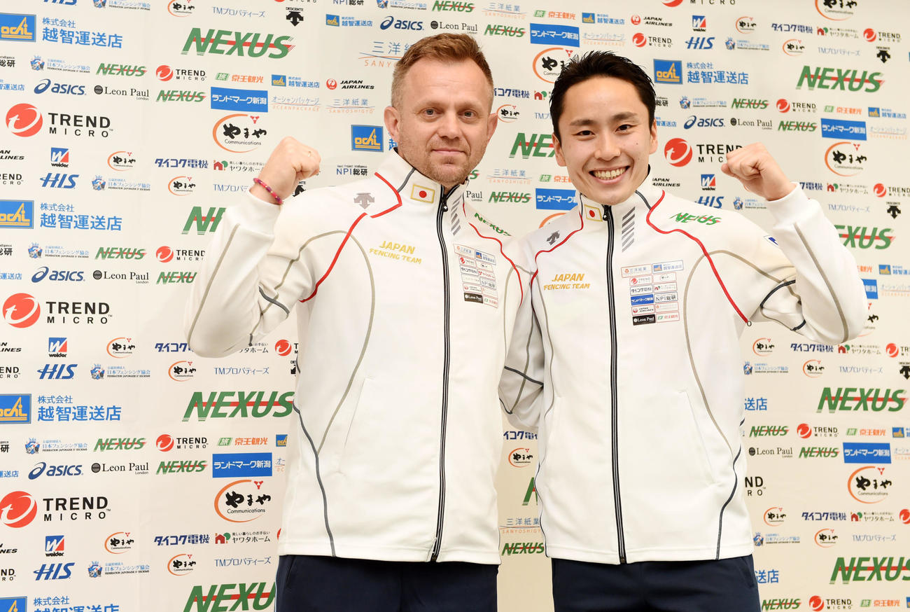 オレグ・コーチ（左）と肩を組み笑顔でガッツポーズをする太田雄貴（2016年4月20日撮影）
