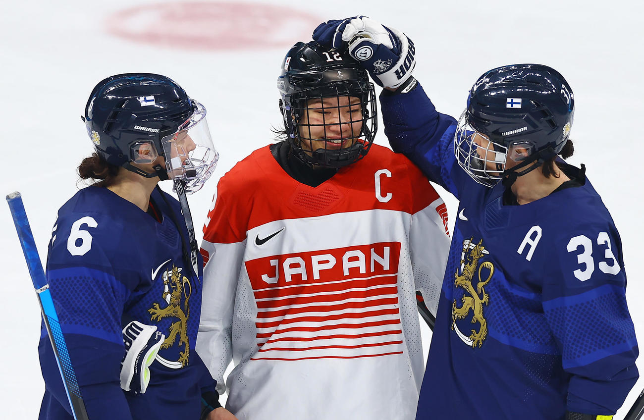 日本対フィンランド　試合に敗れ涙するもフィンランドの選手たちのねぎらいに笑顔を見せる大沢（中央）（2022年2月12日）