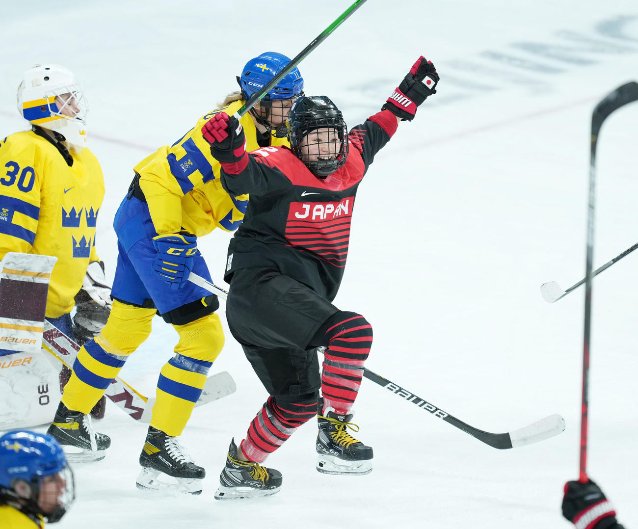 女子アイスホッケー日本対スウェーデン　第1ピリオド、先制ゴールを決めた小池詩織は最高の笑顔でガッツポーズ（2022年2月3日撮影）