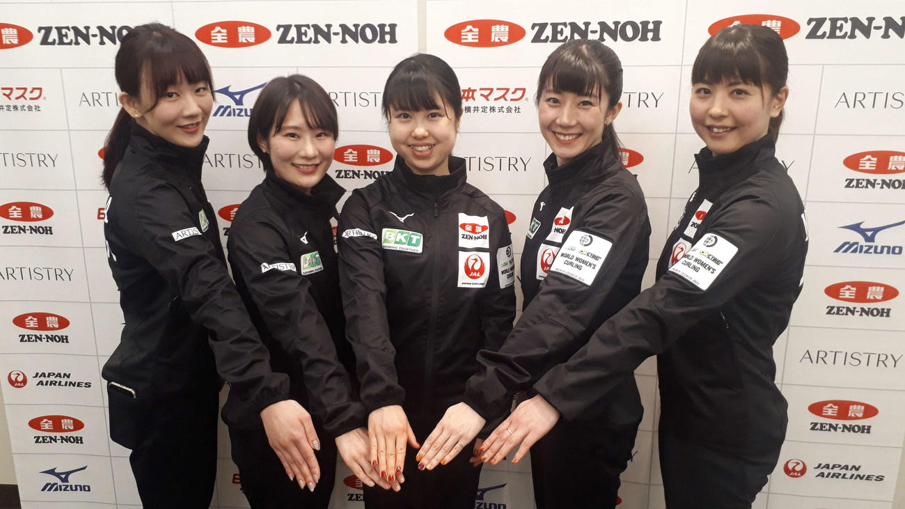 カーリング女子日本代表の中部電力の5選手。写真左からスキップ北沢、サード中嶋、セカンド鈴木、リード石郷岡、リザーブ松村