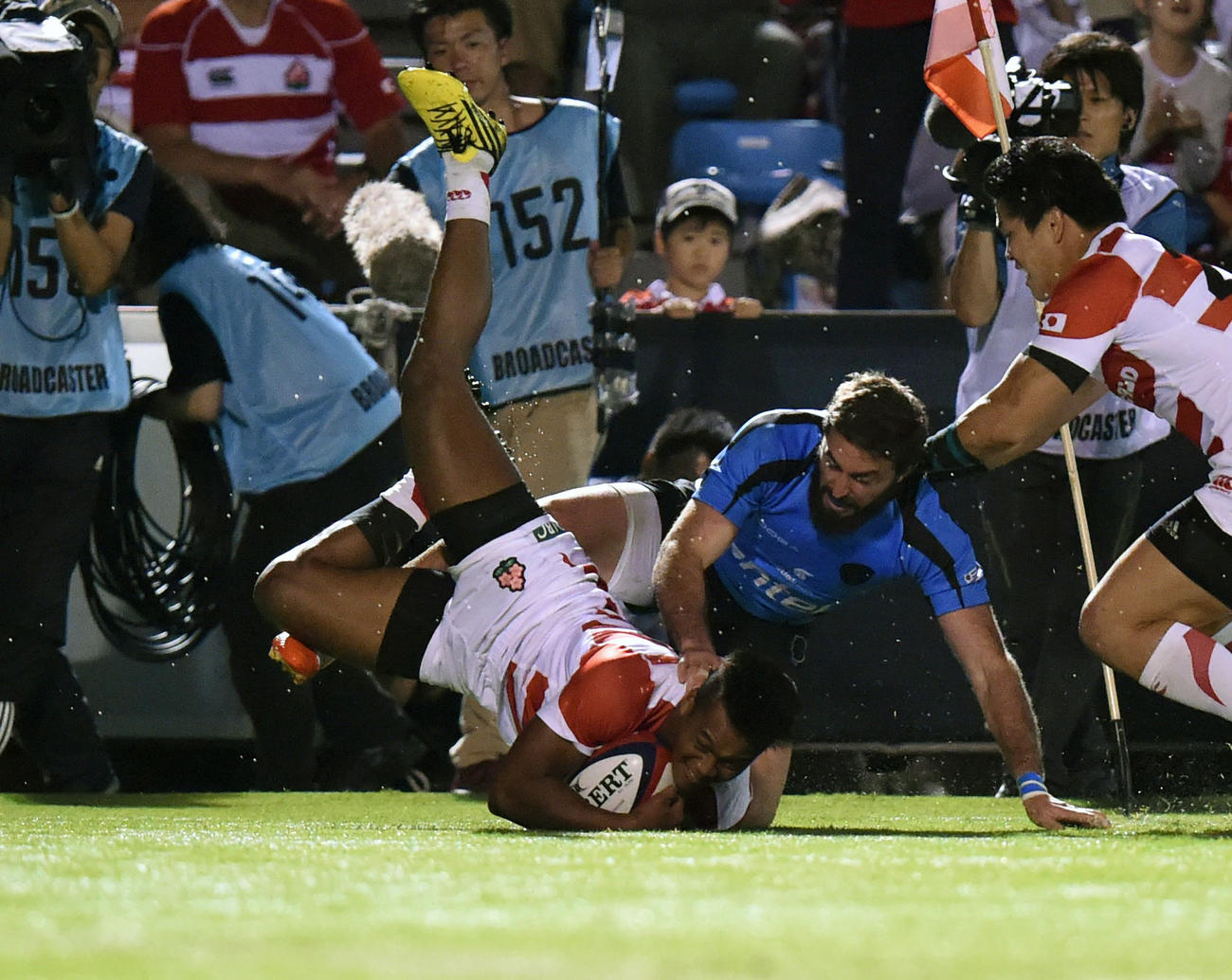 日本対ウルグアイ　後半4分、タックルをかわしトライを決める松島（左）（2015年8月29日撮影）