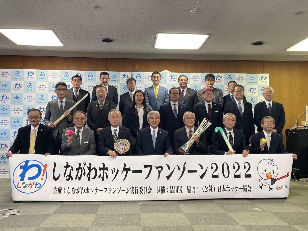 しながわホッケーファンゾーン実行委員会準備会議に参加した日本ホッケー協会の中曽根会長（前列中央）らメンバー。中列左から3人目はホッケー女子日本代表の及川（撮影・金子航）
