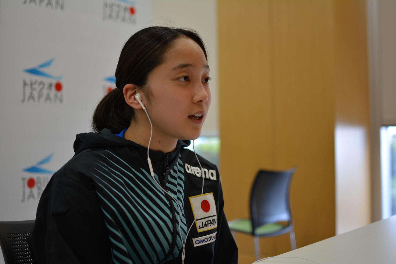 オンライン会見に対応する競泳日本代表の成田実生（日本水泳連盟提供）