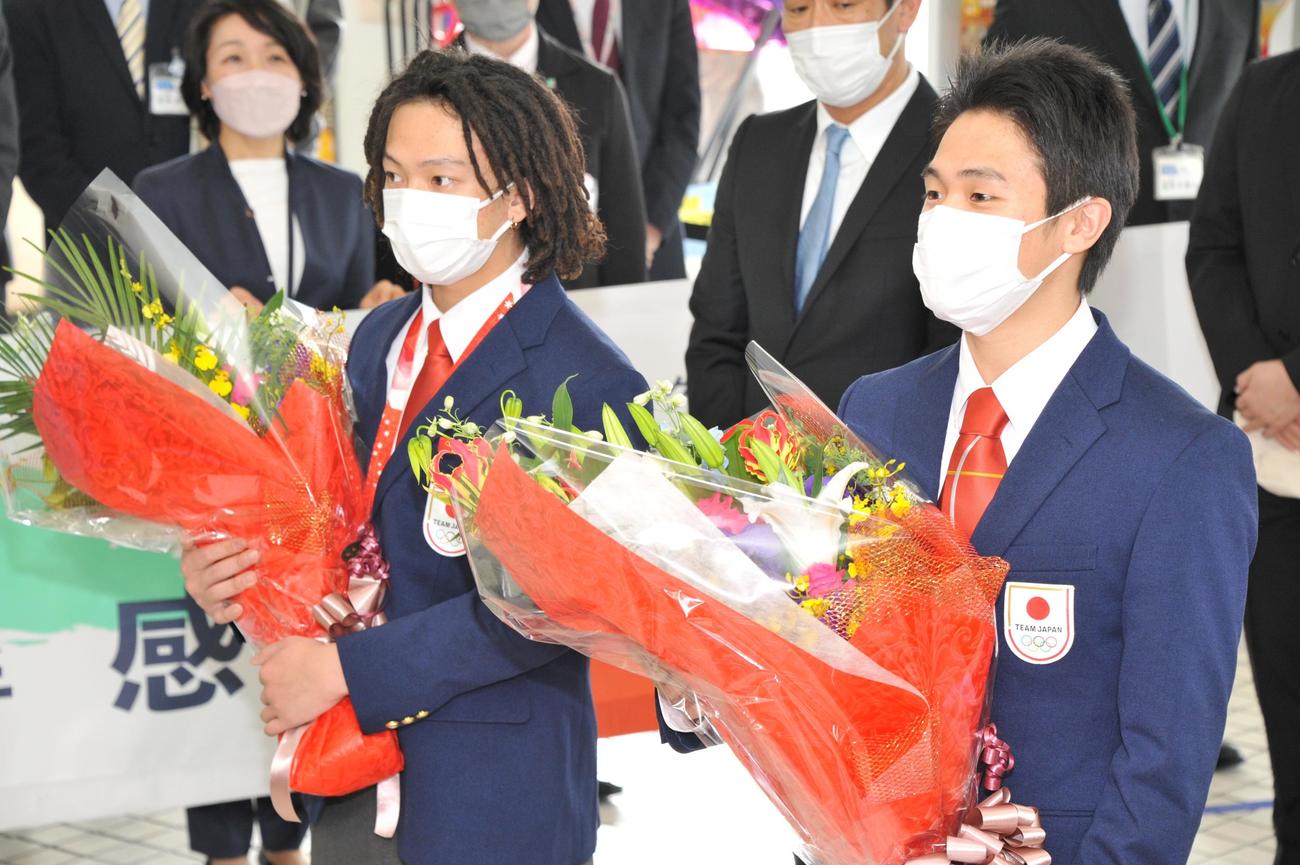 高橋市長から花束を受け取る平野歩（左）と平野海（提供　村上市役所）