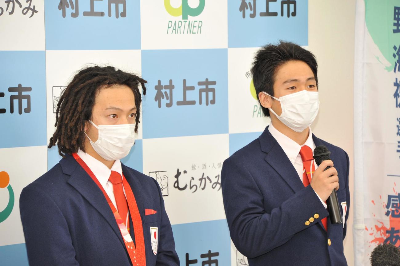 取材に応じる平野歩（左）と平野海（提供　村上市役所）