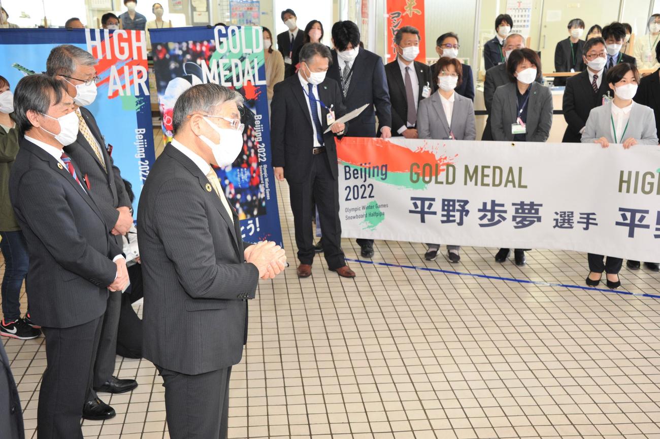 平野兄弟を出迎える高橋村上市長（前）（村上市役所提供）