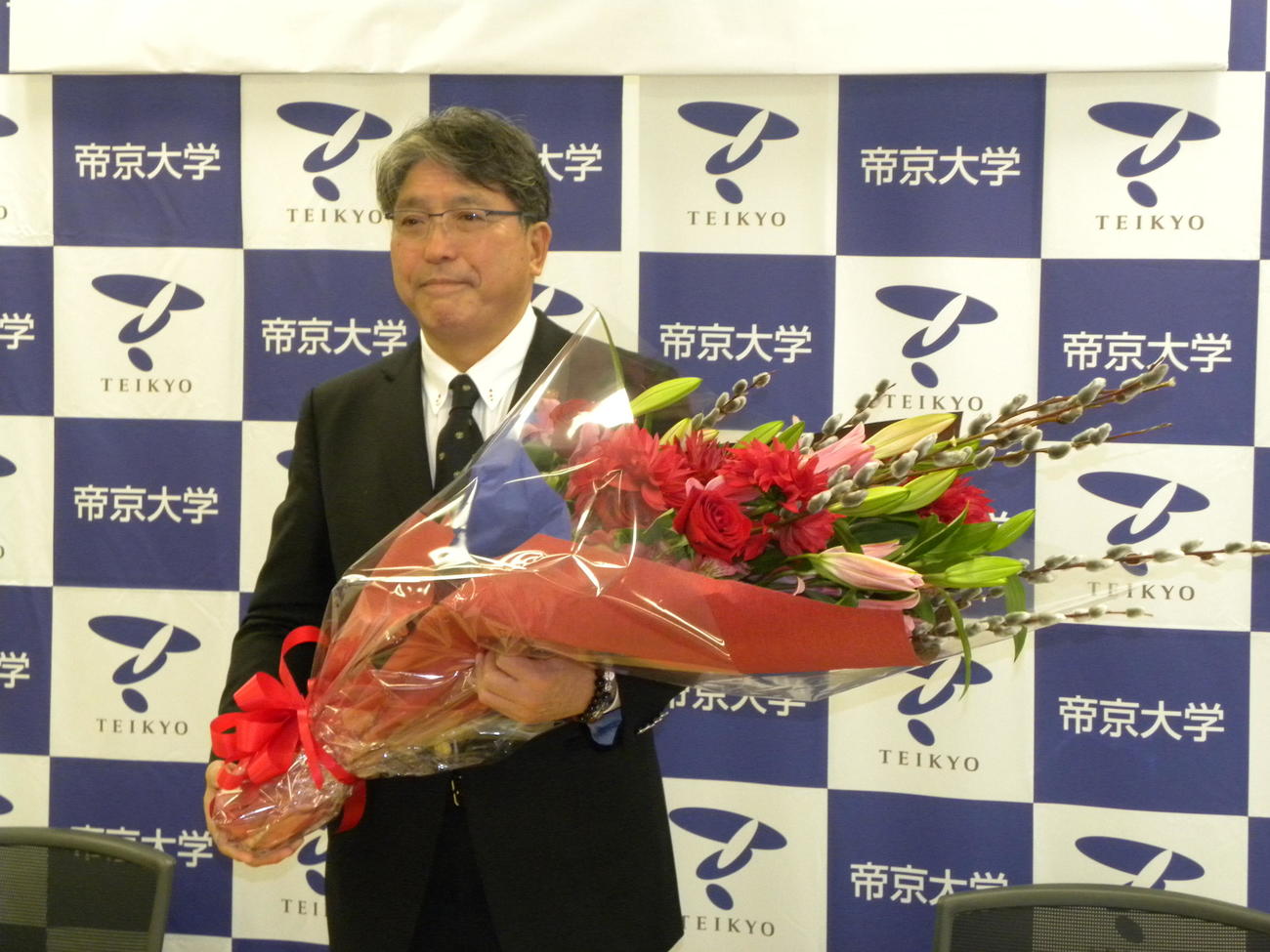 帝京大の監督を退任し、花束を受け取った岩出雅之氏（撮影・松本航）