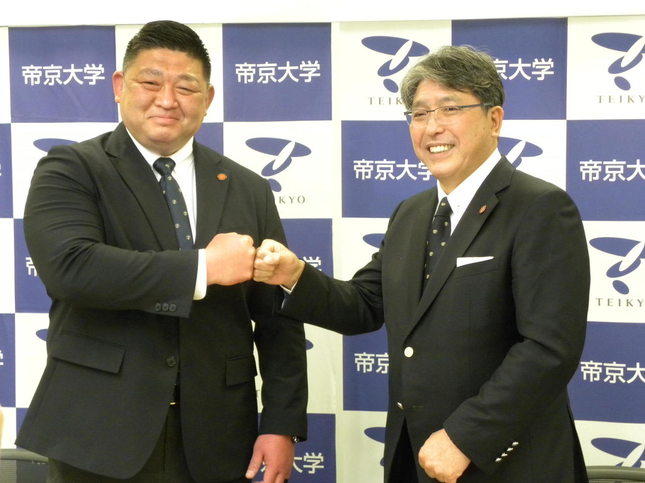 帝京大の新監督に就任した相馬朋和氏（左）と前監督の岩出雅之氏（撮影・松本航）