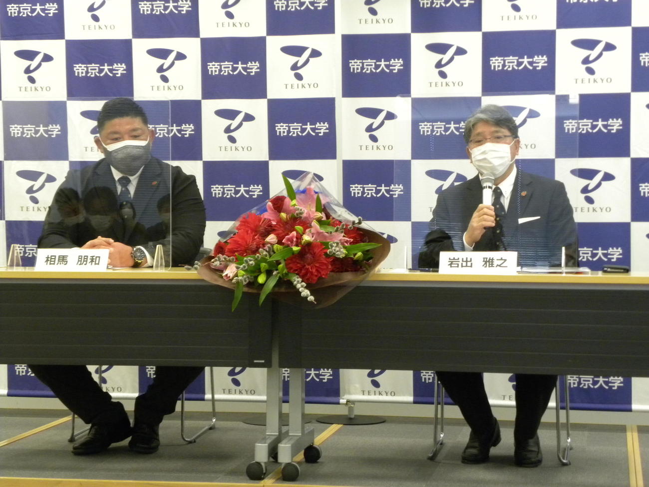 帝京大の新監督に就任した相馬朋和氏（左）と前監督の岩出雅之氏（撮影・松本航）