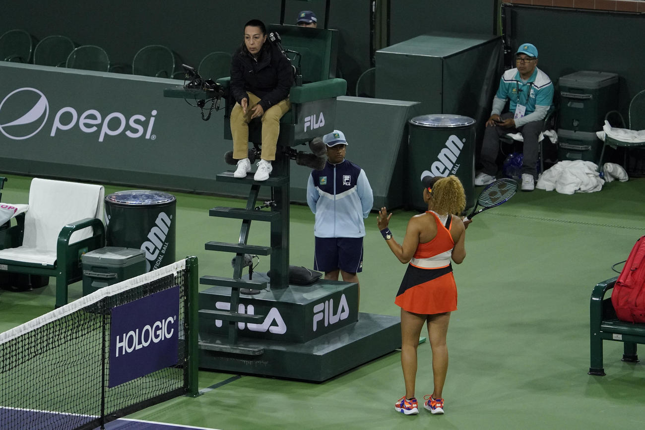 BNPパリバ・オープン2回戦、主審に詰め寄る大坂（AP）