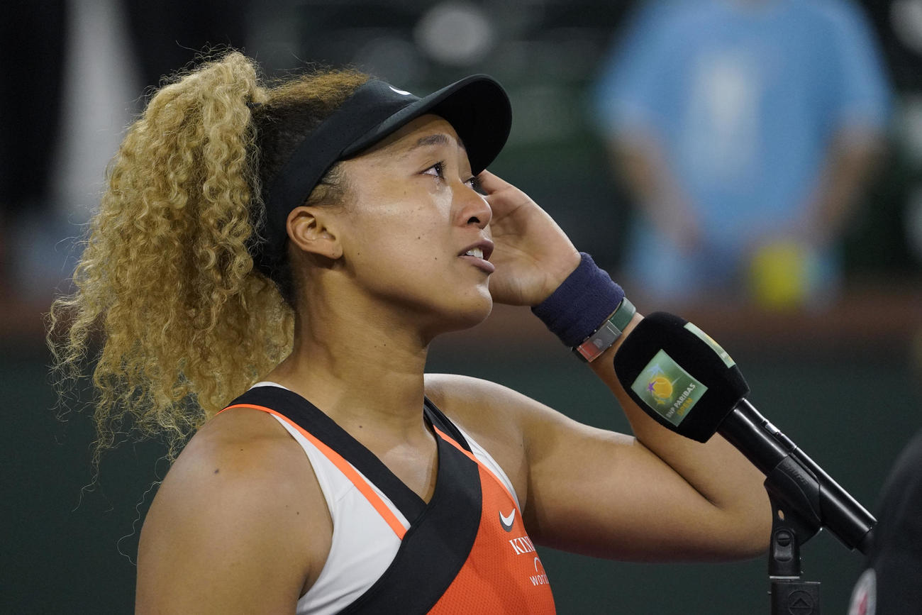 BNPパリバ・オープン2回戦、試合後にインタビューを受ける大坂（AP）