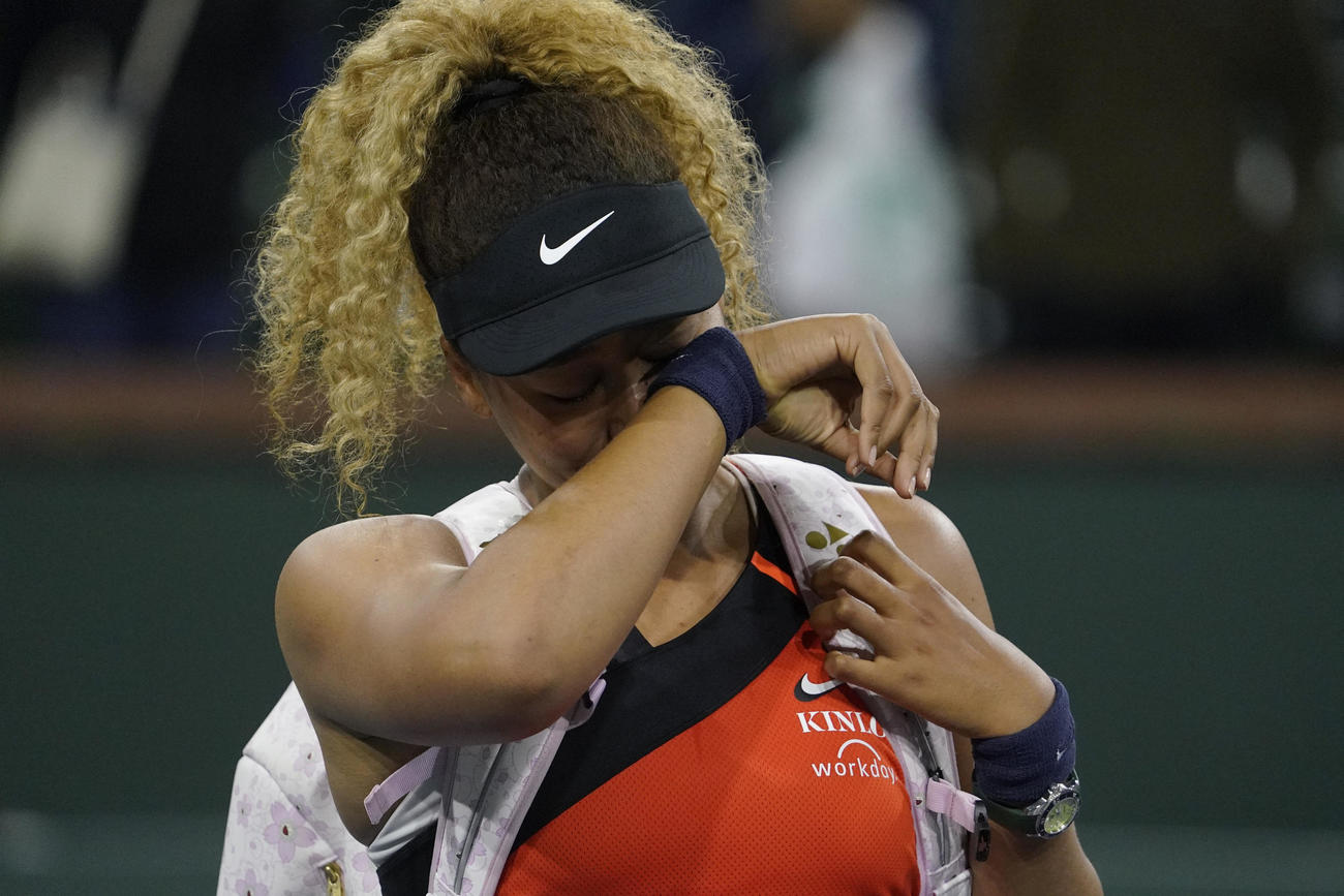 BNPパリバ・オープン2回戦、涙を流しながらコートを引き揚げる大坂（AP）
