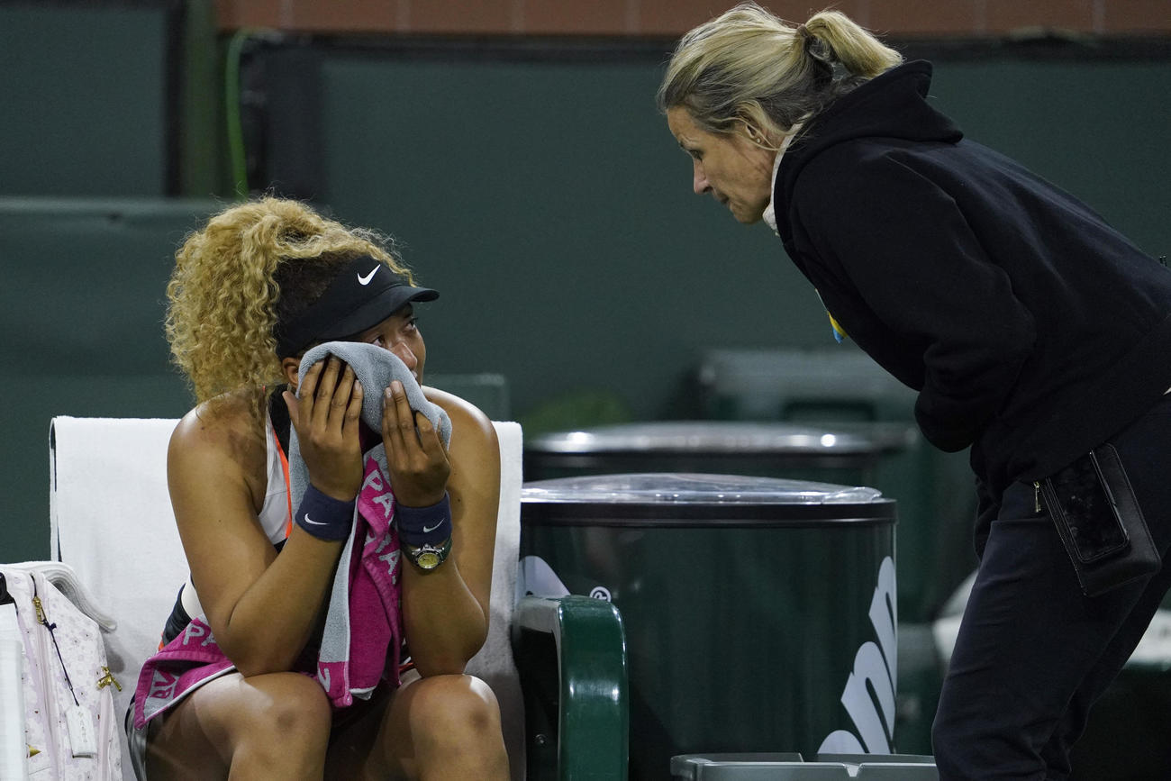 BNPパリバ・オープン2回戦、涙を見せる大坂は関係者と話し合う（AP）