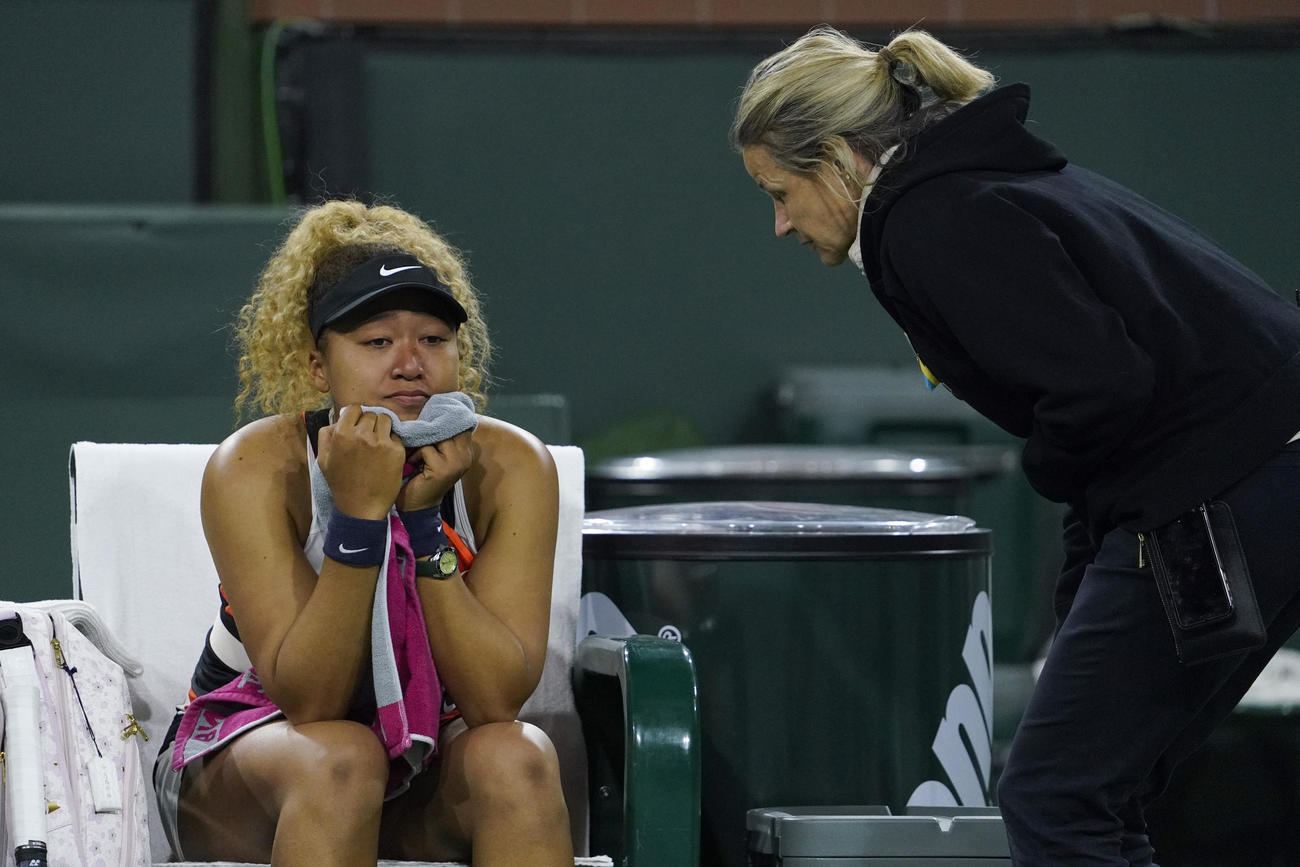 BNPパリバ・オープン2回戦、涙を見せる大坂は関係者と話し合う（AP）