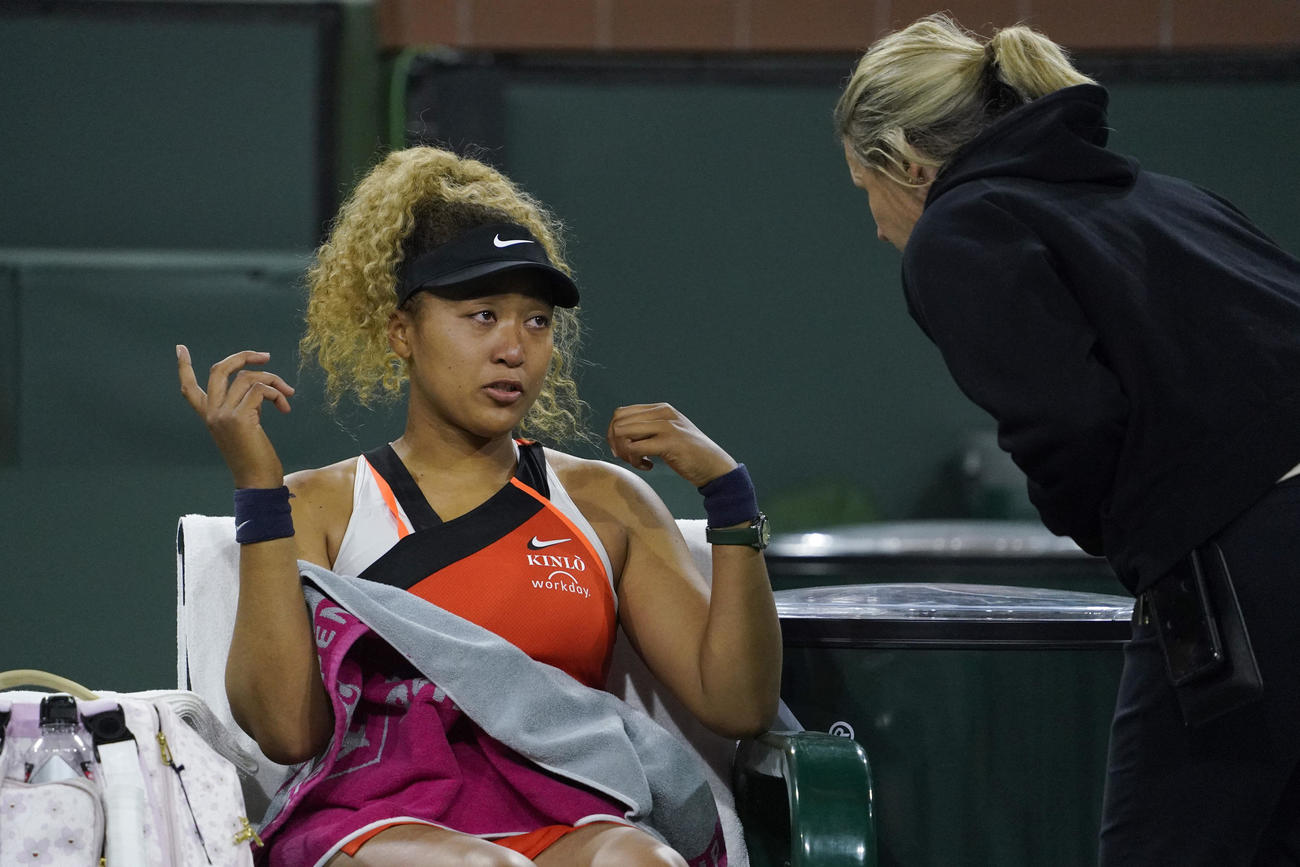 BNPパリバ・オープン2回戦、涙を見せる大坂は関係者に説明する（AP）