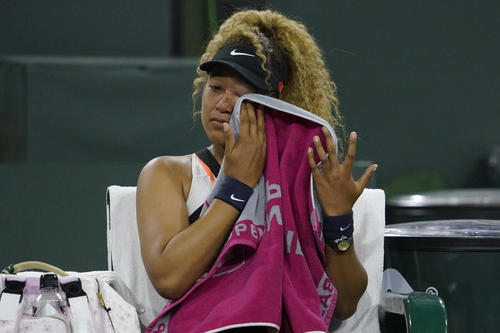 BNPパリバ・オープン2回戦、涙を見せる大坂（AP）