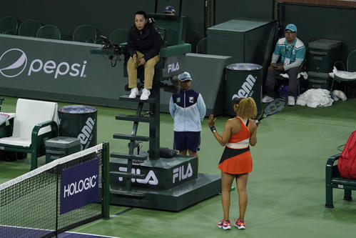 BNPパリバ・オープン2回戦、主審に詰め寄る大坂（AP）