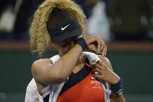 BNPパリバ・オープン2回戦、涙を流しながらコートを引き揚げる大坂（AP）