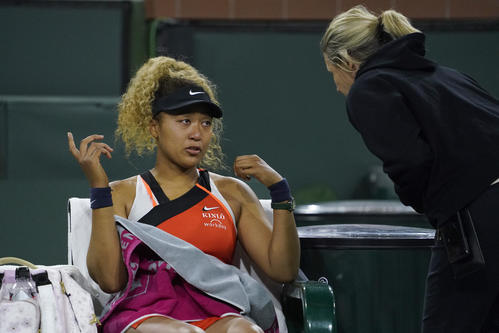 BNPパリバ・オープン2回戦、涙を見せる大坂は関係者に説明する（AP）