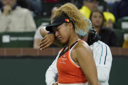 BNPパリバ・オープン2回戦、涙を拭いながらコートに戻る大坂（AP）