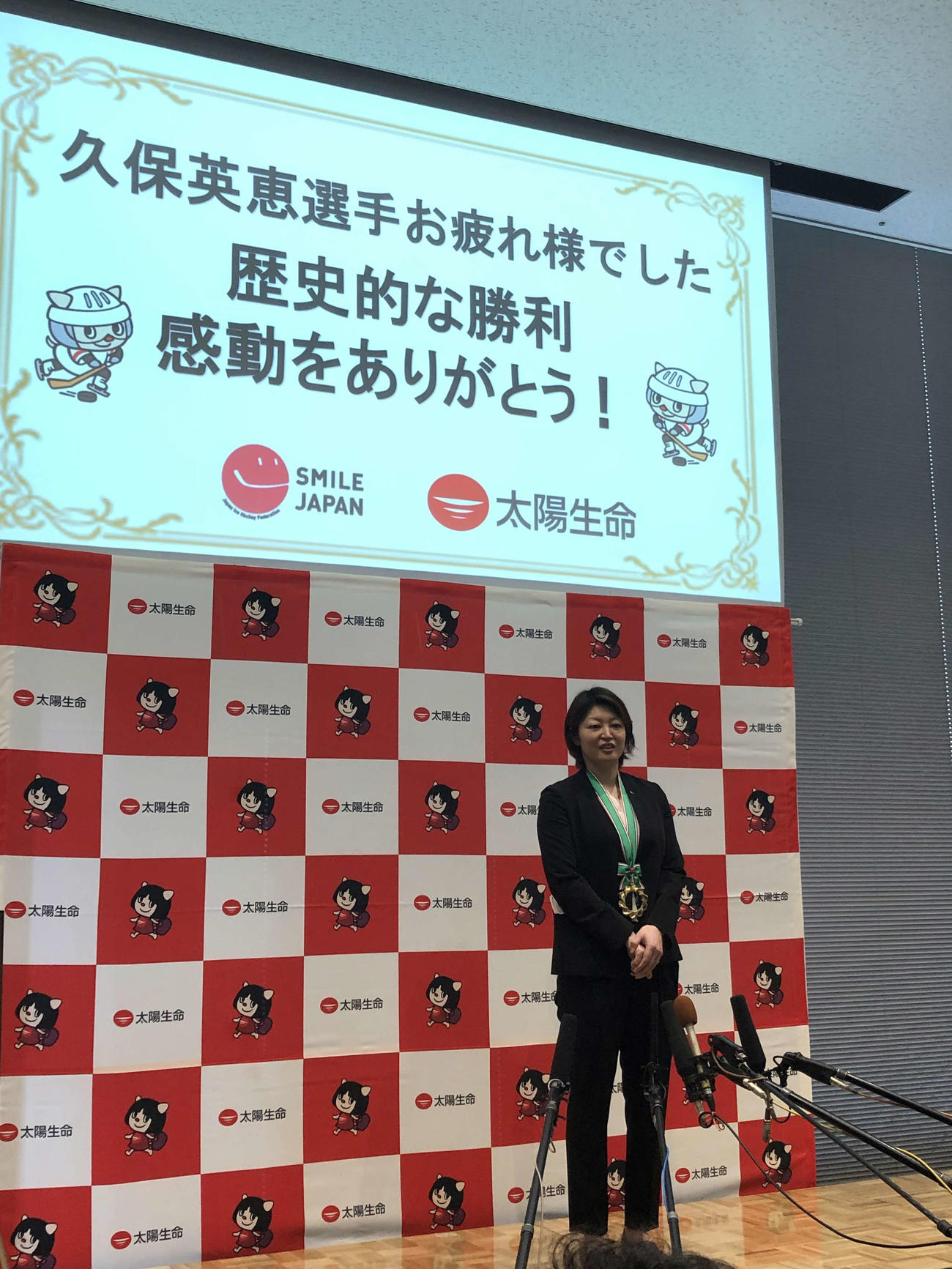 勤務先の慰労式に出席した北京五輪アイスホッケー女子日本代表の久保（撮影・平山連）