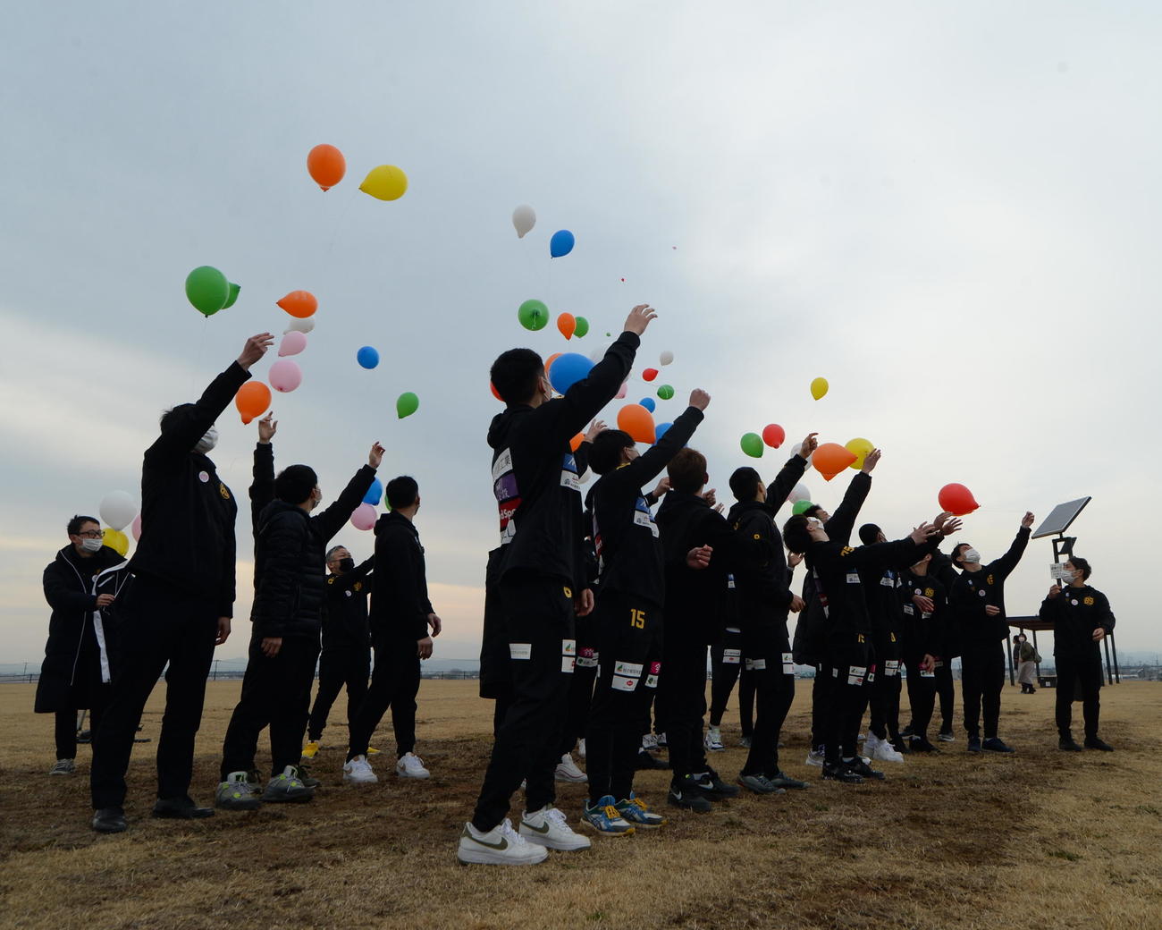 「HOPE FOR project」に参加し、空に風船をリリースするB2仙台89ERS（撮影・濱本神威）