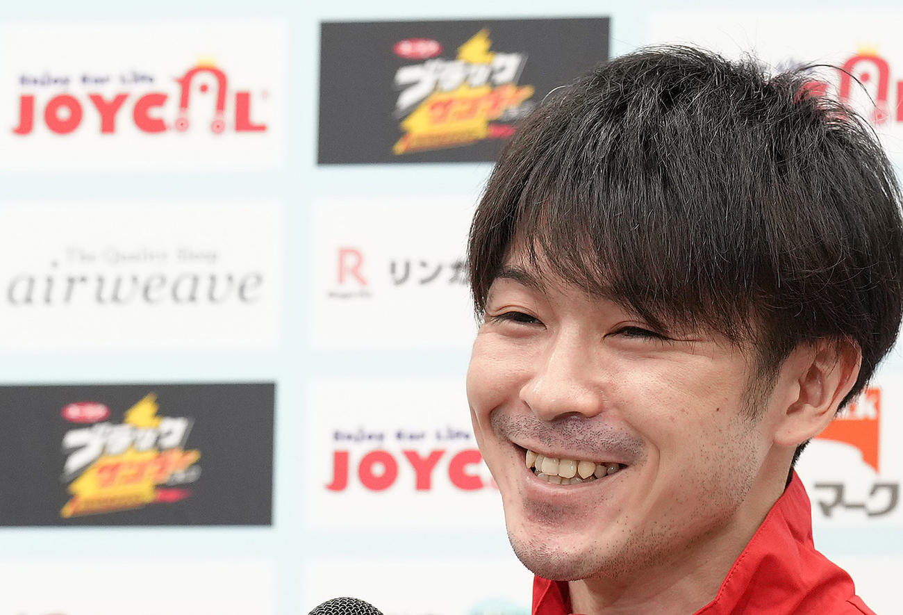 「KOHEI UCHIMURA THE FINAL」の会見でスポンサーの「ブラックサンダー」を背に笑顔を見せる内村（撮影・菅敏）
