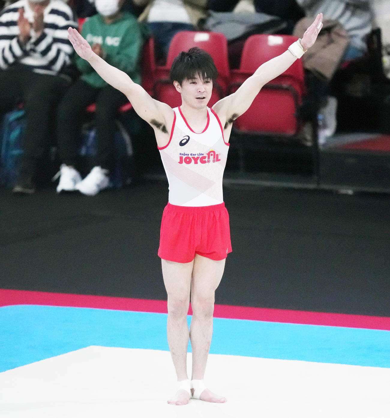 「KOHEI UCHIMURA THE FINAL」で床の演技をフィニッシュする内村（撮影・菅敏）