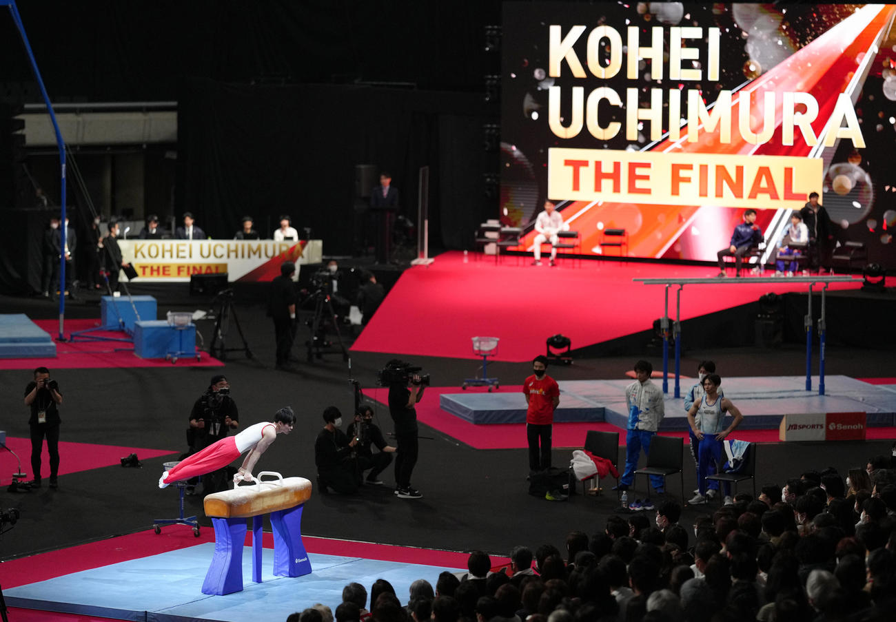 「KOHEI UCHIMURA THE FINAL」であん馬の演技をする内村（撮影・菅敏）