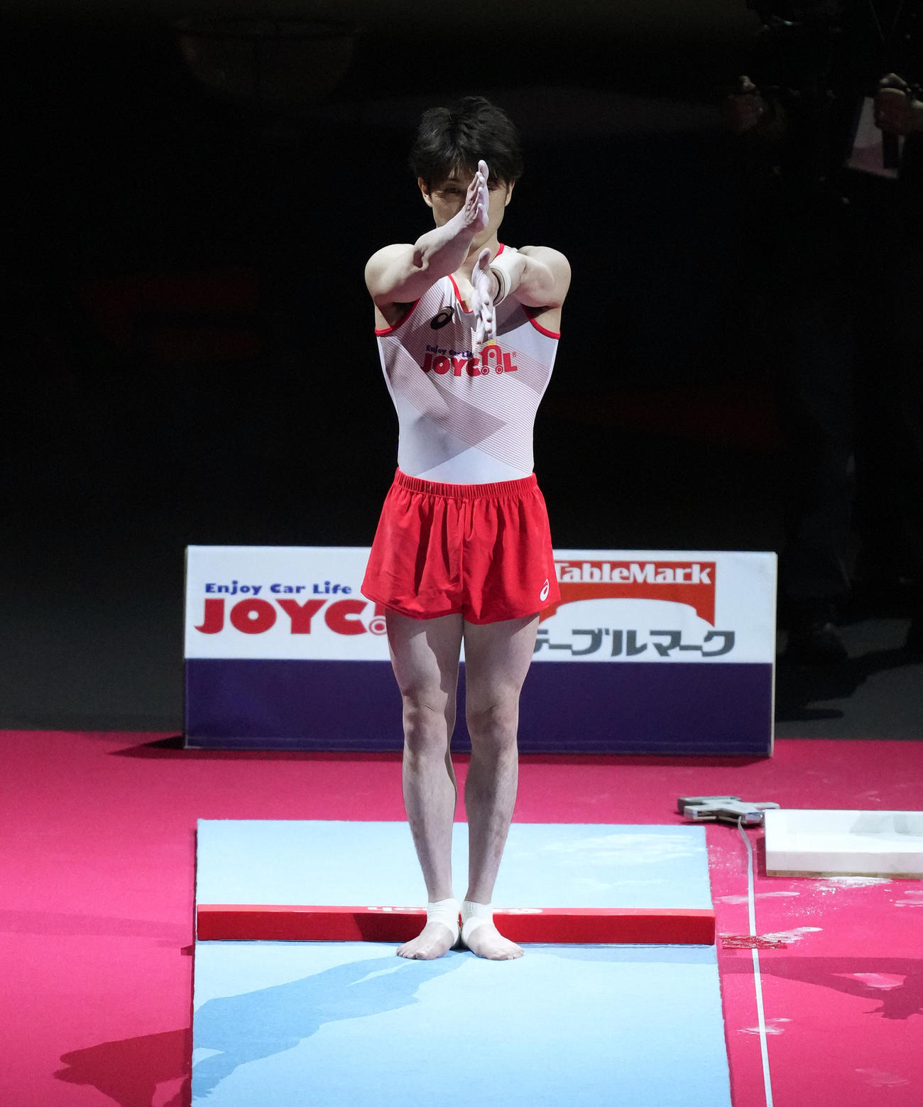 「KOHEI UCHIMURA THE FINAL」で跳馬の演技を前に集中する内村（撮影・菅敏）