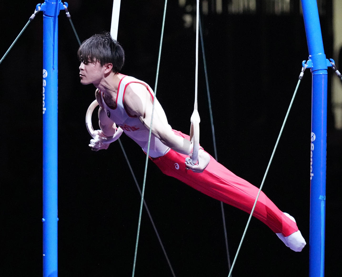 「KOHEI UCHIMURA THE FINAL」でつり輪の演技をする内村（撮影・菅敏）