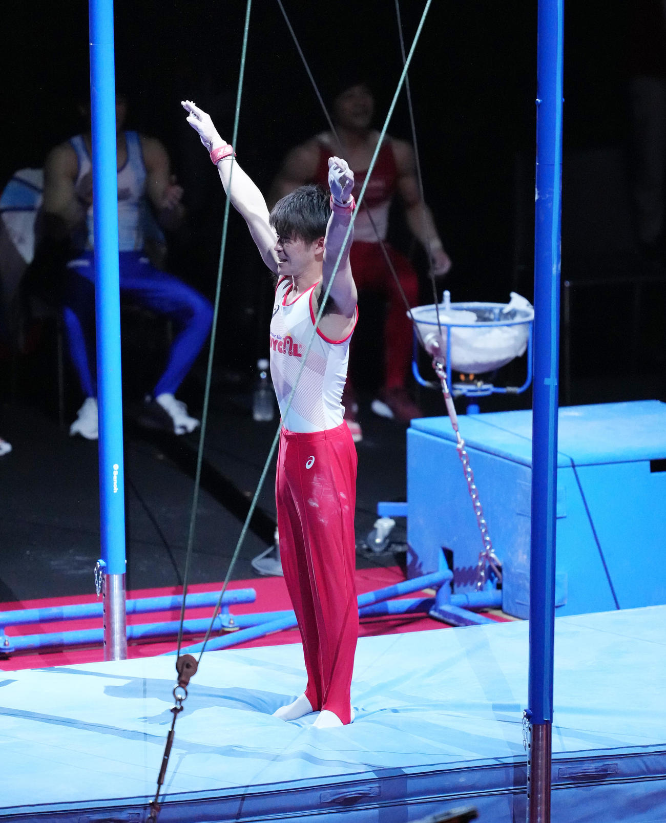 「KOHEI UCHIMURA THE FINAL」でつり輪の演技をする内村（撮影・菅敏）