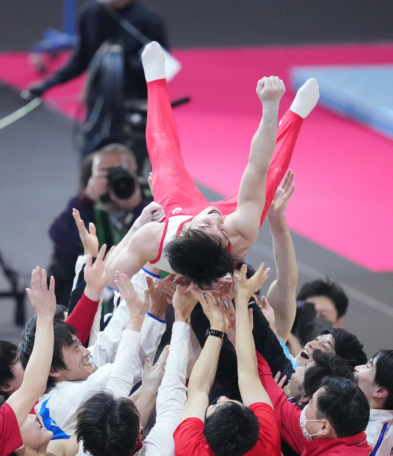 「KOHEI UCHIMURA THE FINAL」を終え、胴上げされる内村（撮影・菅敏）