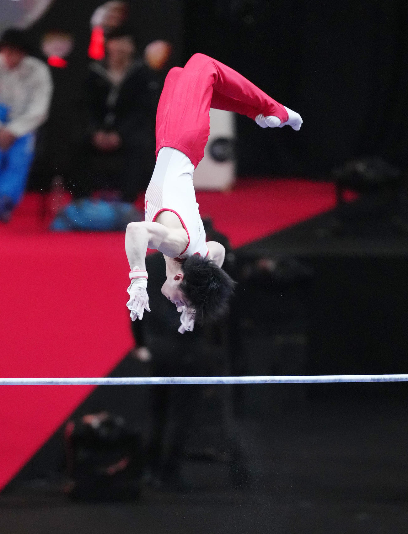 「KOHEI UCHIMURA THE FINAL」で鉄棒の演技をする内村（撮影・菅敏）