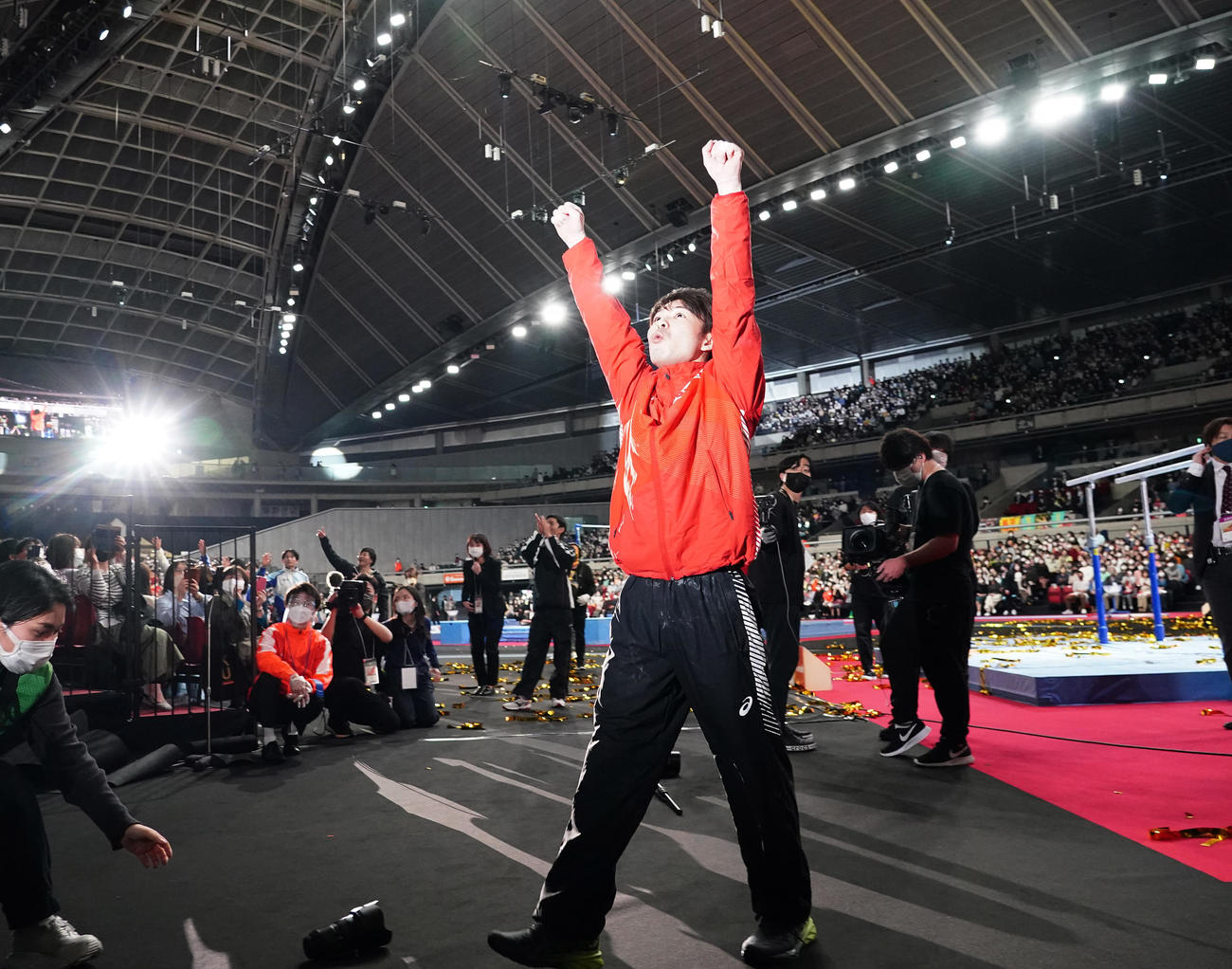 「KOHEI UCHIMURA THE FINAL」のフィナーレでスタンドのファンに向かってガッツポーズを見せる内村（撮影・菅敏）