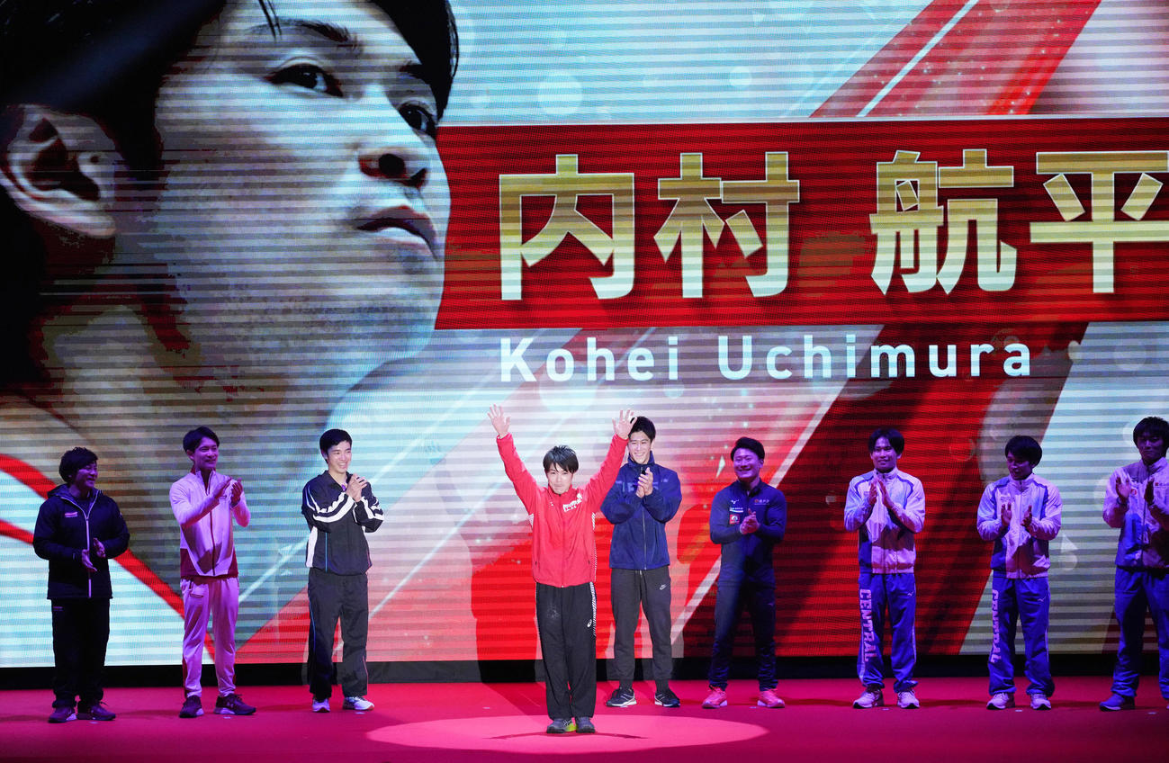 「KOHEI UCHIMURA THE FINAL」のオープニングセレモニーに登場し、会場を盛り上げる内村（撮影・菅敏）